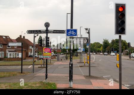 Slough, berkshire, Großbritannien. 2.. September 2022. Die Polizei von Thames Valley appelliert an Zeugen eines Angriffs in Slough letzte Nacht. Zwischen 10pm und 10,15pm war das Opfer, ein Mann in seinen späten Teenagern, ein Passagier in einem schwarzen Vauxhall Corsa, der an der Ampel auf der A4 London Road in Slough an der Kreuzung mit der Blandford Road South wartete. Drei Männer näherten sich dem Beifahrerfenster und einer von ihnen schlug mit einer Machete das Fenster ein, bevor er das Opfer erstochen hatte. Die Straftäter werden als schwarze, etwa 5ft 9ins große, magere Männchen beschrieben, die Balaclavas über ihren Gesichtern und dunkle Kleidung tragen Stockfoto