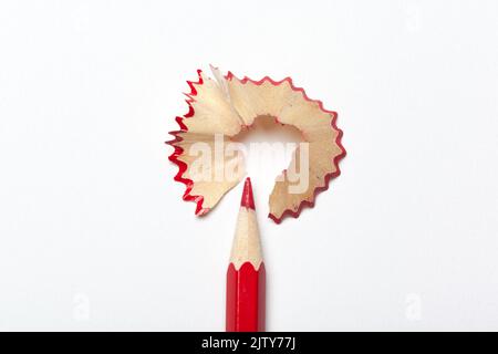 Bleistift und Bleistift Späne auf weißem Hintergrund Stockfoto