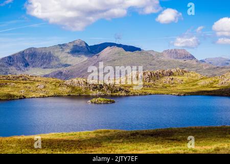 Das Mount Snowdon Hufeisen vom Llyn Adar See auf Cnicht im Snowdonia National Park aus gesehen. Beddgelert, Gwynedd, Nordwales, Großbritannien Stockfoto