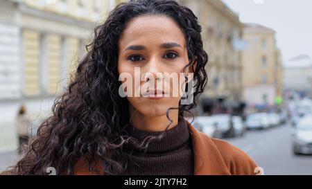 Weiblich Portrait Gesicht Person latein Frau junge hispanische Mädchen brünette Student Modell Kunde Tourist auf Stadt Hintergrund im Freien mit Blick auf Stockfoto