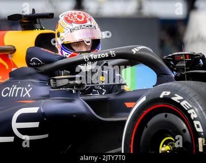 Zandvoort, Niederlande. 02. September 2022. ZANDVOORT - Max Verstappen (1) mit dem Oracle Red Bull Racing RB18 Honda kam während des freien Trainings 1. vor dem Großen Preis der Niederlande F1 auf dem Circuit van Zandvoort am 2. September 2022 in Zandvoort, Niederlande, zum Stillstand. ANP SEM VAN DER WAL Kredit: ANP/Alamy Live Nachrichten Kredit: ANP/Alamy Live Nachrichten Stockfoto