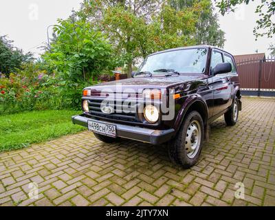 Region Moskau. Russland. 8. August 2021. Der berühmte Allradantrieb russische SUV LADA 4x4 NIVA im Innenhof eines Landhauses. Stockfoto