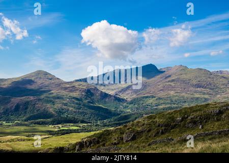 Yr Aran und das Snowdon Hufeisen über das Nant Gwynant Tal von den unteren Hängen des Cnicht. Beddgelert, Gwynedd, Nordwales, Großbritannien Stockfoto