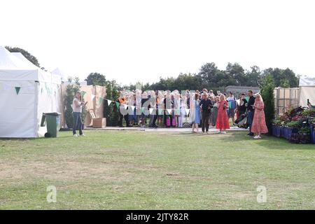 Saffron Walden, Großbritannien. 02.. September 2022. Die erste BBC Gärtner-Weltherbstmesse findet im Audley End House in Essex statt. Die Massen, die darauf warten, die Show zu betreten. Kredit: Eastern Views/Alamy Live Nachrichten Stockfoto