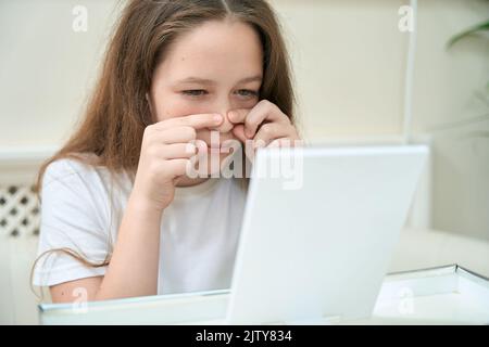 Nettes Teenager-Mädchen versucht, Pickel auf ihre Nase zu quetschen Stockfoto