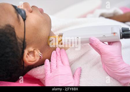 Schönheitsklinik Kunde unterziehen Laser-Epilation Verfahren auf der Haut Stockfoto