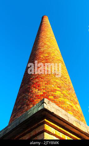 Domzale, Slovenija - 3. August 2022: Fabrikschornstein der verlassenen ehemaligen Lederfabrik in Domzale Stockfoto