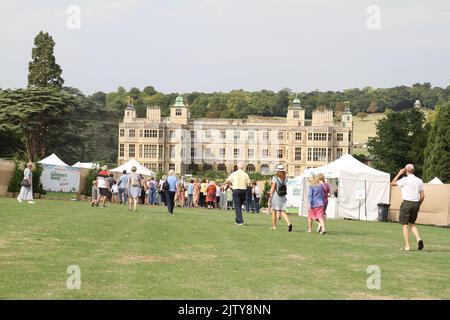 Saffron Walden, Großbritannien. 02.. September 2022. Die erste BBC Gärtner-Weltherbstmesse findet im Audley End House in Essex statt. Menschen, die ihren Weg in die Veranstaltung finden. Kredit: Eastern Views/Alamy Live Nachrichten Stockfoto