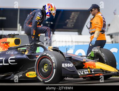 Zandvoort, Niederlande. 02. September 2022. ZANDVOORT - Max Verstappen (1) mit dem Oracle Red Bull Racing RB18 Honda kam während des freien Trainings 1. vor dem Großen Preis der Niederlande F1 auf dem Circuit van Zandvoort am 2. September 2022 in Zandvoort, Niederlande, zum Stillstand. ANP SEM VAN DER WAL Kredit: ANP/Alamy Live Nachrichten Kredit: ANP/Alamy Live Nachrichten Stockfoto