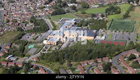 Luftaufnahme der Bolton St. Catherine's Academy, einer Glaubensschule in Breightmet, Bolton Stockfoto