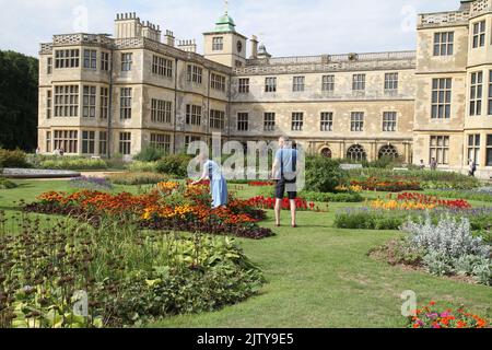 Saffron Walden, Großbritannien. 02.. September 2022. Die erste BBC Gärtner-Weltherbstmesse findet im Audley End House in Essex statt. Lucy Hall, Redakteurin des BBC Gardeners' World Magazins, in den Parterre Gardens. Kredit: Eastern Views/Alamy Live Nachrichten Stockfoto