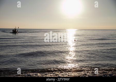 Kleines Fischerboot mitten im Meer. Stockfoto