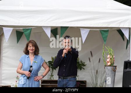 Saffron Walden, Großbritannien. 02.. September 2022. Die erste BBC Gärtner-Weltherbstmesse findet im Audley End House in Essex statt. Adam Frost, einer der Moderatoren der BBC Gardeners' World-Sendung, im Gespräch mit Lucy Hall, Herausgeberin des BBC Gardeners' World-Magazins. Kredit: Eastern Views/Alamy Live Nachrichten Stockfoto