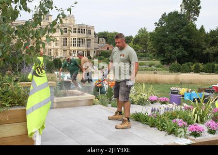 Saffron Walden, Großbritannien. 02.. September 2022. Die erste BBC Gärtner-Weltherbstmesse findet im Audley End House in Essex statt. TKE Landscape nimmt am APL Professional Skills Wettbewerb Teil. Kredit: Eastern Views/Alamy Live Nachrichten Stockfoto