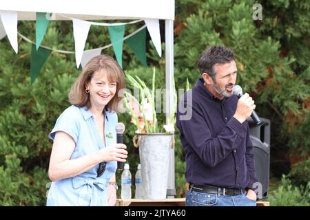 Saffron Walden, Großbritannien. 02.. September 2022. Die erste BBC Gärtner-Weltherbstmesse findet im Audley End House in Essex statt. Adam Frost, einer der Moderatoren der BBC Gardeners' World-Sendung, im Gespräch mit Lucy Hall, Herausgeberin des BBC Gardeners' World-Magazins. Kredit: Eastern Views/Alamy Live Nachrichten Stockfoto