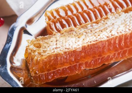 Waben. Rosh Hashanah. Wabe in einem rustikalen Teller. Bizarrer Winkel. . Grußkarte zum jüdischen Neujahrsfest. Rosh Hashanah Urlaubsattribute. S Stockfoto