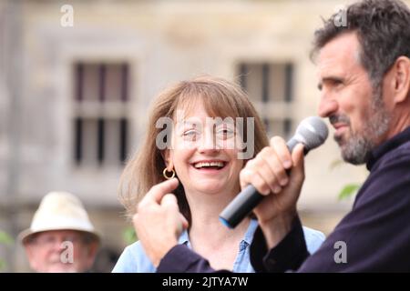 Saffron Walden, Großbritannien. 02.. September 2022. Die erste BBC Gärtner-Weltherbstmesse findet im Audley End House in Essex statt. Adam Frost, einer der Moderatoren der BBC Gardeners' World-Sendung, im Gespräch mit Lucy Hall, Herausgeberin des BBC Gardeners' World-Magazins. Kredit: Eastern Views/Alamy Live Nachrichten Stockfoto