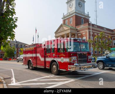 Dover Fire Truck läuft vor dem Dover City Hall an der 288 Central Avenue im historischen Stadtzentrum von Dover, New Hampshire, NH, USA. Stockfoto