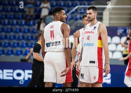 Tiflis, Georgien, 1.. September 2022. Juancho Hernangomez aus Spanien und Sebastian Saiz aus Spanien reagieren während des FIBA EuroBasket 2022-Gruppenmatches Zwischen der Türkei und Montenegro in der Tbilisi Arena in Tiflis, Georgien. 1. September 2022. Kredit: Nikola Krstic/Alamy Stockfoto