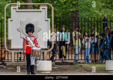 London, Großbritannien. 2. September 2022. Die Irish Guards bilden zwei neue Unternehmen und die Nummer 12 der Company bildet sich zur Inspektion in Wellington Barracks und Mounts the Queen's Guard im Buckingham Palace - im Rahmen des Modernisierungsprogramms ‘Future Soldier' der Armee werden zwei neue Foot Guards Public Oties Companies (PDCs) gegründet, Die Wiederbelebung der Traditionen und Ethos der historischen und Schlacht geehrt 2. Bataillon Irish Guards. Kredit: Guy Bell/Alamy Live Nachrichten Stockfoto