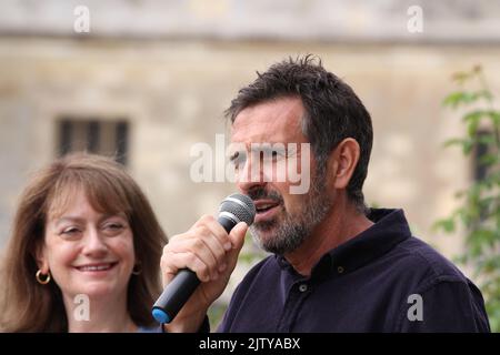 Die erste BBC Gardeners' World Autumn Fair findet im britischen Saffron Walden statt. 02.. September 2022. Audley End House in Essex. Adam Frost, einer der Moderatoren der BBC Gardeners' World-Sendung, im Gespräch mit Lucy Hall, Herausgeberin des BBC Gardeners' World-Magazins. Kredit: Eastern Views/Alamy Live Nachrichten Stockfoto