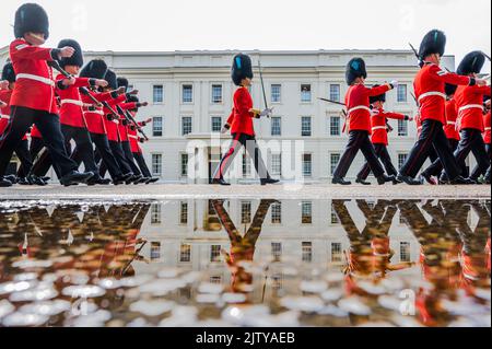 London, Großbritannien. 2. September 2022. Die Irish Guards bilden zwei neue Unternehmen und die Nummer 12 der Company bildet sich zur Inspektion in Wellington Barracks und Mounts the Queen's Guard im Buckingham Palace - im Rahmen des Modernisierungsprogramms ‘Future Soldier' der Armee werden zwei neue Foot Guards Public Oties Companies (PDCs) gegründet, Die Wiederbelebung der Traditionen und Ethos der historischen und Schlacht geehrt 2. Bataillon Irish Guards. Kredit: Guy Bell/Alamy Live Nachrichten Stockfoto