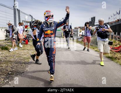 Zandvoort, Niederlande. 02. September 2022. ZANDVOORT - Max Verstappen (1) mit dem Oracle Red Bull Racing RB18 Honda kam während des freien Trainings 1. vor dem Großen Preis der Niederlande F1 auf dem Circuit van Zandvoort am 2. September 2022 in Zandvoort, Niederlande, zum Stillstand. ANP SEM VAN DER WAL Quelle: ANP/Alamy Live News Stockfoto