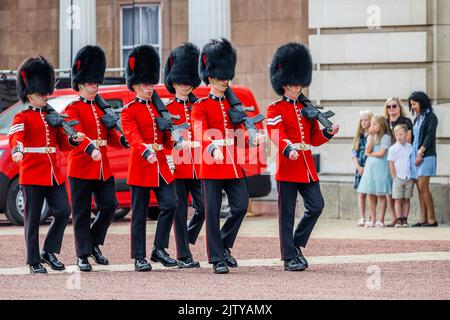 London, Großbritannien. 2. September 2022. Eine kleine Familiengruppe aus dem Regiment beobachtet den Wachwechsel - die Irischen Garden bilden zwei neue Unternehmen und die Nummer 12 Kompanie bildet sich zur Inspektion in Wellington Barracks und Monts the Queen's Guard im Buckingham Palace - als Teil des Modernisierungsprogramms der Armee ‘Future Soldier', Zwei neue Foot Guards Public Pflichtunternehmen (PDCs) werden gegründet, um die Traditionen und Ethos des historischen und Schlacht geehrt 2. Bataillon Irish Guards wiederbeleben. Kredit: Guy Bell/Alamy Live Nachrichten Stockfoto