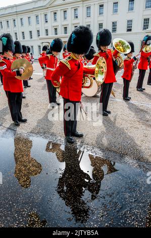 London, Großbritannien. 2. September 2022. Die Irish Guards bilden zwei neue Unternehmen und die Nummer 12 der Company bildet sich zur Inspektion in Wellington Barracks und Mounts the Queen's Guard im Buckingham Palace - im Rahmen des Modernisierungsprogramms ‘Future Soldier' der Armee werden zwei neue Foot Guards Public Oties Companies (PDCs) gegründet, Die Wiederbelebung der Traditionen und Ethos der historischen und Schlacht geehrt 2. Bataillon Irish Guards. Kredit: Guy Bell/Alamy Live Nachrichten Stockfoto