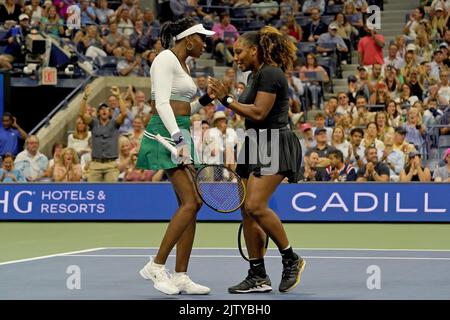 Queens, NY, USA. 01. September 2022. **KEINE NY-ZEITUNGEN** Venus Williams (USA) und Serena Williams (USA) begrüßen sich, nachdem sie während ihres Doppelspiels während der US Open 2022 im USTA Billie Jean King National Tennis Center am 1. September 2022 in Queens ein Spiel gegen Lucie Hradecka (CZE) und Linda Noskova (CZE) gewonnen haben. New York City. Kredit: Mpi04/Media Punch/Alamy Live Nachrichten Stockfoto