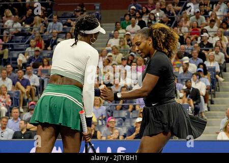 Queens, NY, USA. 01. September 2022. **KEINE NY-ZEITUNGEN** Venus Williams (USA) und Serena Williams (USA) begrüßen sich, nachdem sie während ihres Doppelspiels während der US Open 2022 im USTA Billie Jean King National Tennis Center am 1. September 2022 in Queens ein Spiel gegen Lucie Hradecka (CZE) und Linda Noskova (CZE) gewonnen haben. New York City. Kredit: Mpi04/Media Punch/Alamy Live Nachrichten Stockfoto