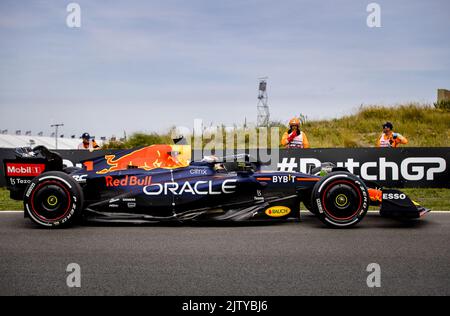 Zandvoort, Niederlande. 02. September 2022. ZANDVOORT - Max Verstappen (1) mit dem Oracle Red Bull Racing RB18 Honda kam während des freien Trainings 1. vor dem Großen Preis der Niederlande F1 auf dem Circuit van Zandvoort am 2. September 2022 in Zandvoort, Niederlande, zum Stillstand. ANP SEM VAN DER WAL Quelle: ANP/Alamy Live News Stockfoto