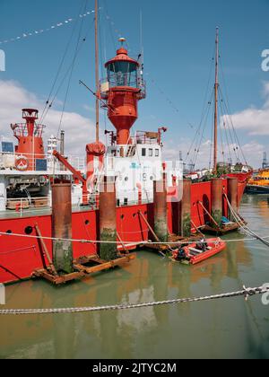 Das rot lackierte Leuchtschiff LV18 liegt in Harwich, Essex, England Stockfoto