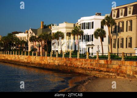 Herrenhäuser säumen die Uferpromenade an der East Battery Street in Charleston, South Carolina Stockfoto
