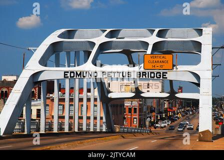 Edmund Pettus Bridge, wurde ein Bürgerrechtler in Selma, Alabama, als Martin Luther King eine Gruppe von Marschern in Richtung Montgomery führte Stockfoto