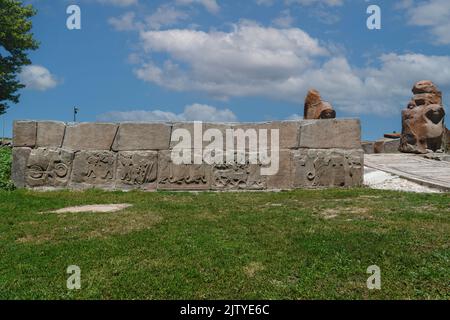 Blick auf das Sphinx-Tor mit einigen Skulpturen aus der Hittiterzeit in Alacahöyük. Corum, Türkei Stockfoto