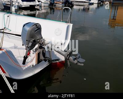 Blick auf das Heck einer Yacht mit Außenbordmotor. Nahaufnahme des Propellers des Außenbootmotors Stockfoto