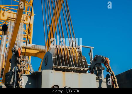 Drahtseilschlinge oder Kabelschlinge an der Trommel der Kranrolle. Die Hebemaschine in der Schwerindustrie. Windenrolle des Krans Stockfoto