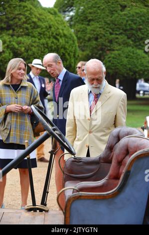 Seine Königliche Hoheit, der Herzog von Kent (links) und seine Königliche Hoheit, Prinz Michael von Kent (rechts), beim 2022 Concours of Elegance, der auf dem Gelände des Hampton Court Palace, London, Großbritannien, stattfindet. Der Concours of Elegance vereint eine Auswahl von 80 der seltensten Autos aus der ganzen Welt - viele davon werden noch nie in Großbritannien gesehen worden sein. Ergänzend zum Concours of Elegance werden weitere edle Automobile präsentiert, darunter auch die Teilnehmer der Club Trophy. Kredit: Michael Preston/Alamy Live Nachrichten Stockfoto