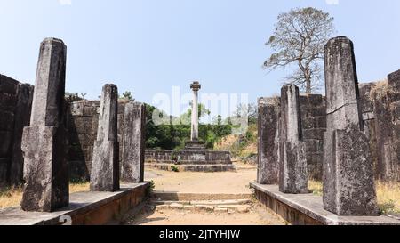 Zerstörte Fort Kavaledurga, gefallene Mauern von Fort, Tirthahalli, Shimoga, Karnataka. Stockfoto