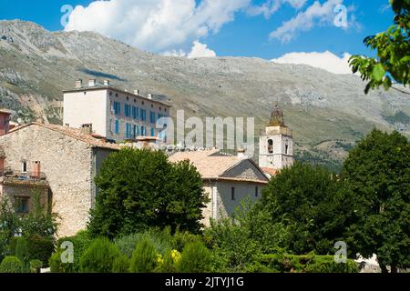 Kirche und Schloss von Cipieres im Sommer in Südfrankreich Stockfoto