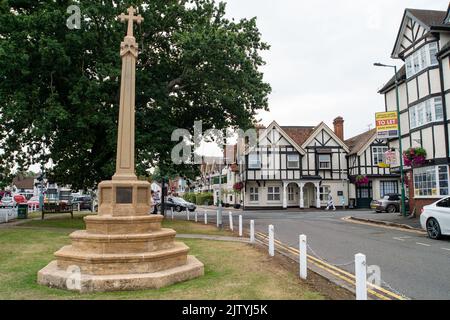 Datchet, UK. 2.. September 2022. Sowohl für die Bewohner als auch für den Royal Borough of Windsor und Maidenhead ist es eine große Überraschung, dass das Manor Hotel im Dorf Datchet vom Innenministerium übernommen wurde, um Asylbewerber ab gestern aufzunehmen. Das Hotel im Besitz von MG Hotels ist nun für die Öffentlichkeit geschlossen. Die Ratsmitglieder des Royal Borough of Windsor und Maidenhead wurden erst diese Woche über die Entscheidung informiert. Quelle: Maureen McLean/Alamy Live News Stockfoto