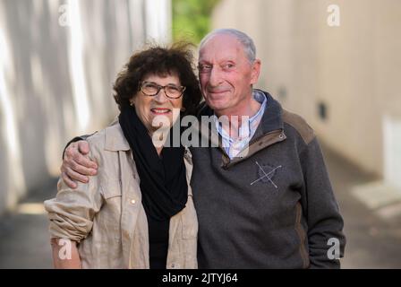 02. September 2022, Niedersachsen, Lohheide: Holocaust-Überlebende Greet und Robert Coopman stehen am KZ-Denkmal Bergen-Belsen im Bezirk Celle. Das Paar kennt und liebt sich seit 1963. Jahrzehnte später, 2001, fanden die Niederländer heraus, dass sie beide als kleine Kinder zur Gruppe der "Unbekannten Kinder" gehörten, die von den Nationalsozialisten in Verstecken in den Niederlanden aufgespürt und von Westerbork über Bergen-Belsen in das Konzentrationslager Theresienstadt deportiert wurden. So kannten sie sich seit Herbst 1944 und überlebten den Holocaust Stockfoto