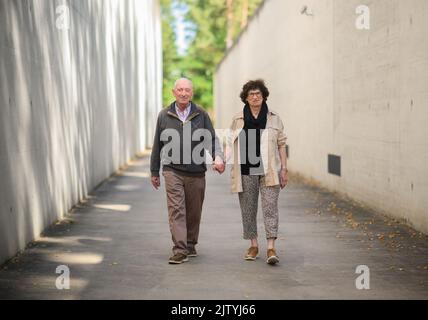 02. September 2022, Niedersachsen, Lohheide: Holocaust-Überlebende Greet und Robert Coopman stehen am KZ-Denkmal Bergen-Belsen im Bezirk Celle. Das Paar kennt und liebt sich seit 1963. Jahrzehnte später, 2001, fanden die Niederländer heraus, dass sie beide als kleine Kinder zur Gruppe der "Unbekannten Kinder" gehörten, die von den Nationalsozialisten in Verstecken in den Niederlanden aufgespürt und von Westerbork über Bergen-Belsen in das Konzentrationslager Theresienstadt deportiert wurden. So kannten sie sich seit Herbst 1944 und überlebten den Holocaust Stockfoto