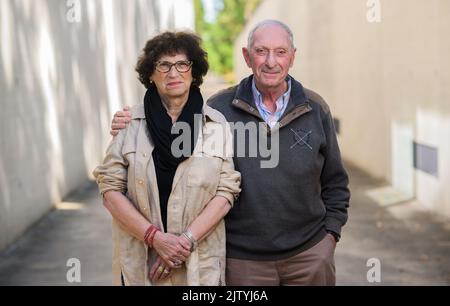 02. September 2022, Niedersachsen, Lohheide: Holocaust-Überlebende Greet und Robert Coopman stehen am KZ-Denkmal Bergen-Belsen im Landkreis Celle. Das Paar kennt und liebt sich seit 1963. Jahrzehnte später, 2001, fanden die Niederländer heraus, dass sie beide als kleine Kinder zur Gruppe der "Unbekannten Kinder" gehörten, die von den Nationalsozialisten in Verstecken in den Niederlanden aufgespürt und von Westerbork über Bergen-Belsen in das Konzentrationslager Theresienstadt deportiert wurden. So kannten sie sich seit Herbst 1944 und überlebten den Holocaust Stockfoto