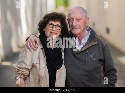 02. September 2022, Niedersachsen, Lohheide: Holocaust-Überlebende Greet und Robert Coopman stehen am KZ-Denkmal Bergen-Belsen im Bezirk Celle. Das Paar kennt und liebt sich seit 1963. Jahrzehnte später, 2001, fanden die Niederländer heraus, dass sie beide als kleine Kinder zur Gruppe der "Unbekannten Kinder" gehörten, die von den Nationalsozialisten in Verstecken in den Niederlanden aufgespürt und von Westerbork über Bergen-Belsen in das Konzentrationslager Theresienstadt deportiert wurden. So kannten sie sich seit Herbst 1944 und überlebten den Holocaust Stockfoto