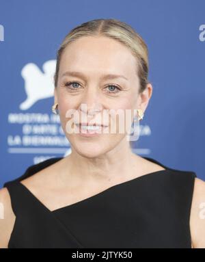 Venedig, Italien. 02. September 2022. Die amerikanische Schauspielerin Chloe Sevigny nimmt am Mittwoch, den 2. September 2022, an dem Photo-Call von Bones and All beim Filmfestival 79. in Venedig Teil. Foto von Rune Hellestad/ Credit: UPI/Alamy Live News Stockfoto