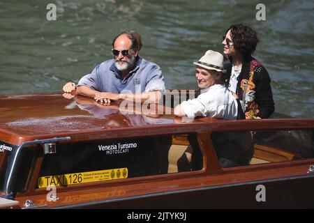 Venedig, Italien. 02. September 2022. Der italienische Regisseur Luca Guadagnino, der britische Schauspieler Mark Rylance und der amerikanische Schauspieler Timothee Chalamet kommen am Mittwoch, den 2. September 2022, zum Fotoanruf von Bones and All beim Filmfestival 79. in Venedig, Italien, an. Foto von Rune Hellestad/ Credit: UPI/Alamy Live News Stockfoto