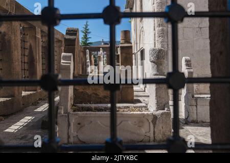 Gräber hinter Metall-Eisen im Hinterhof der historischen Moschee namens 'Big Capanoglu Moschee', Yozgat, Türkei Stockfoto