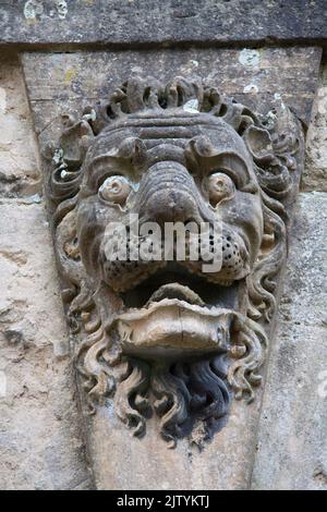 Die Löwen (Panthera leo) Fahren Sie auf dem Keystone Eingangstor zum Blenheim Palace Woodstock Oxfordshire England Stockfoto